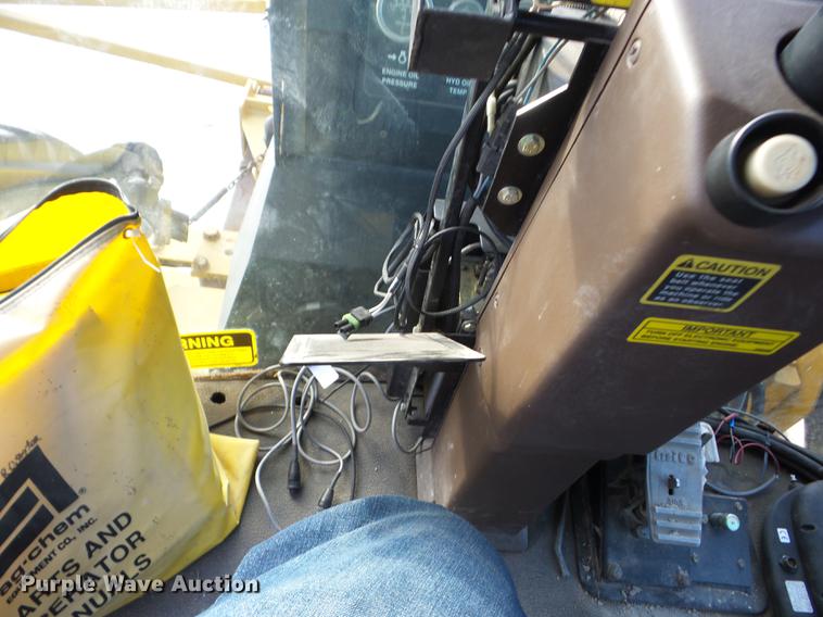 image for item J8551 2002 Ag-Chem RoGator 854 self-propelled sprayer