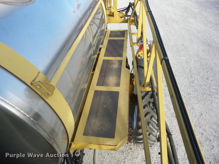 image for item J8551 2002 Ag-Chem RoGator 854 self-propelled sprayer