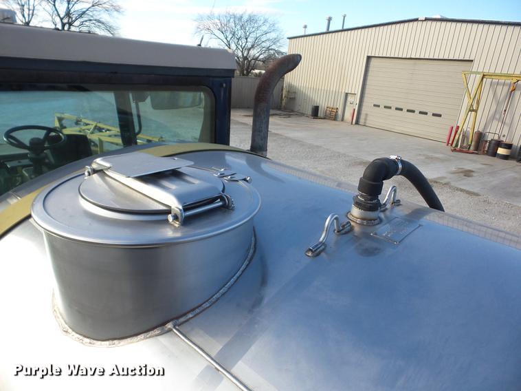 image for item J8551 2002 Ag-Chem RoGator 854 self-propelled sprayer