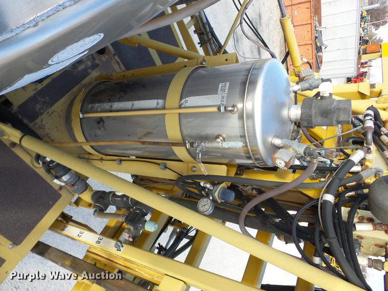 image for item J8551 2002 Ag-Chem RoGator 854 self-propelled sprayer