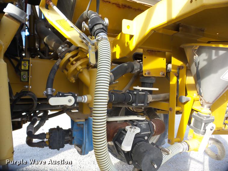 image for item J8551 2002 Ag-Chem RoGator 854 self-propelled sprayer