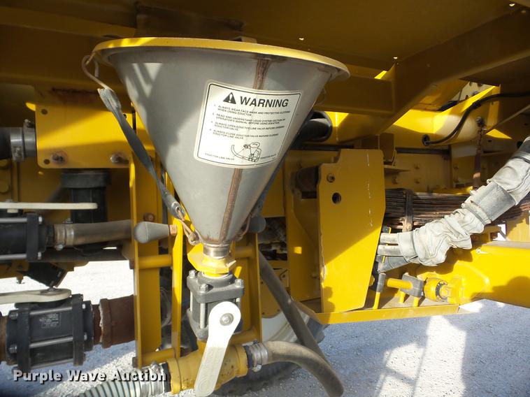 image for item J8551 2002 Ag-Chem RoGator 854 self-propelled sprayer