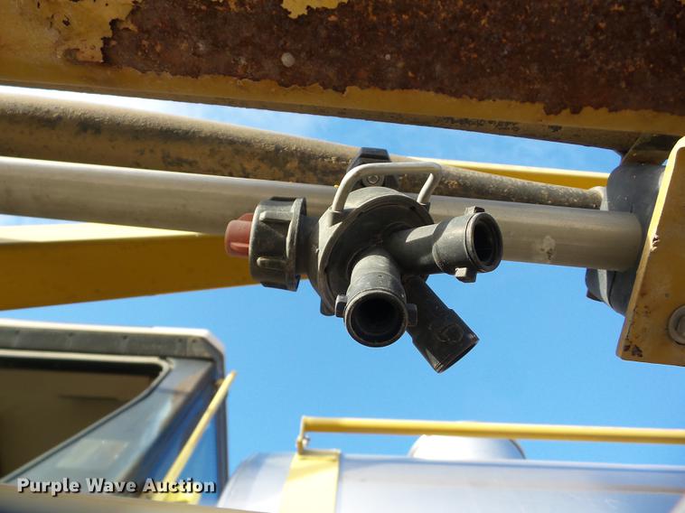 image for item J8551 2002 Ag-Chem RoGator 854 self-propelled sprayer