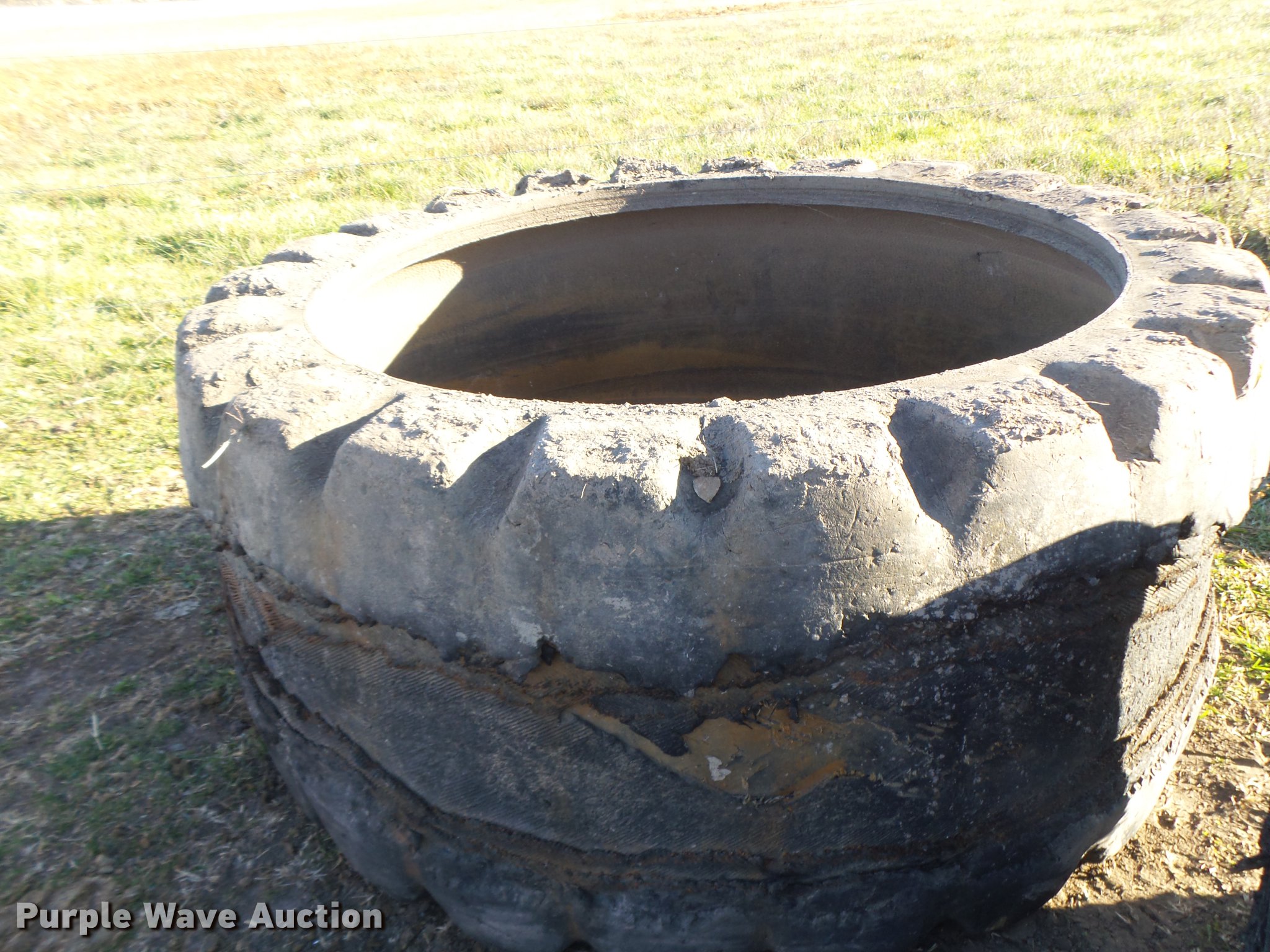 (2) tire livestock water tanks in Linneus, MO Item DT9930 sold Purple Wave
