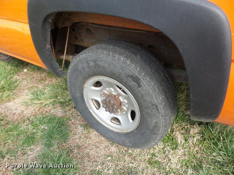 image for item BH9284 2005 Chevrolet Silverado 2500HD pickup truck