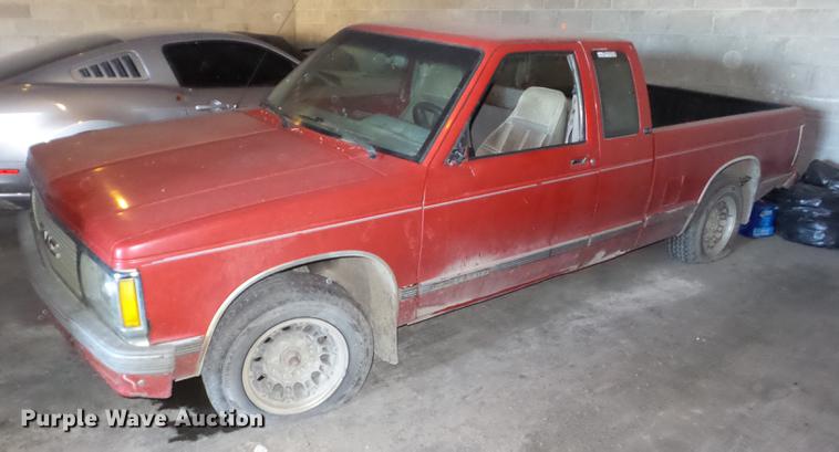 image for item BI9565 1992 GMC Sonoma Club Coupe pickup truck