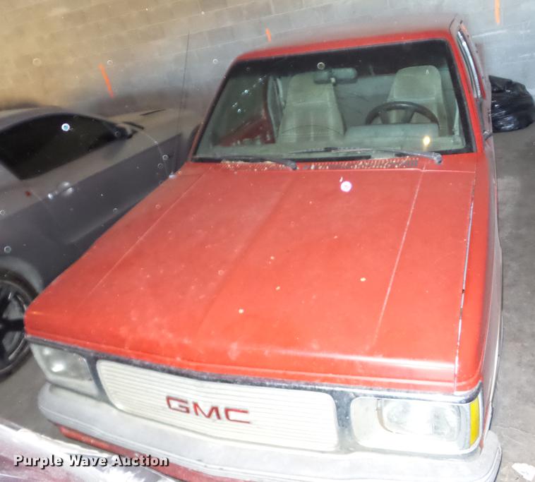 image for item BI9565 1992 GMC Sonoma Club Coupe pickup truck