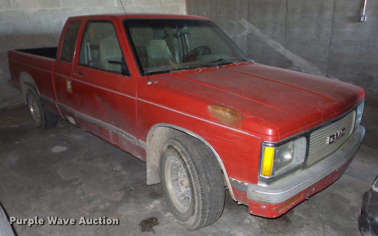 image for item BI9565 1992 GMC Sonoma Club Coupe pickup truck