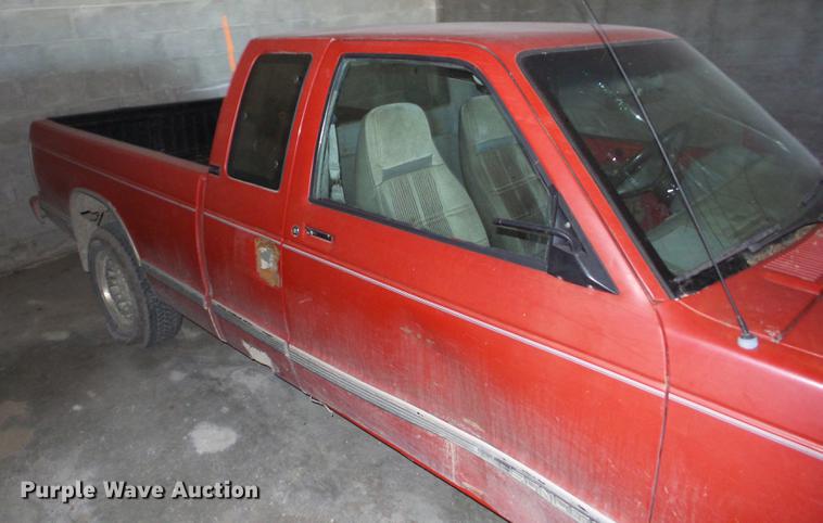 image for item BI9565 1992 GMC Sonoma Club Coupe pickup truck