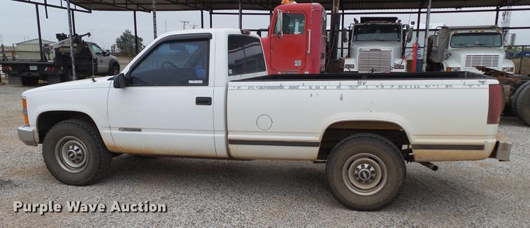 image for item BJ9921 2000 Chevrolet 3500 pickup truck