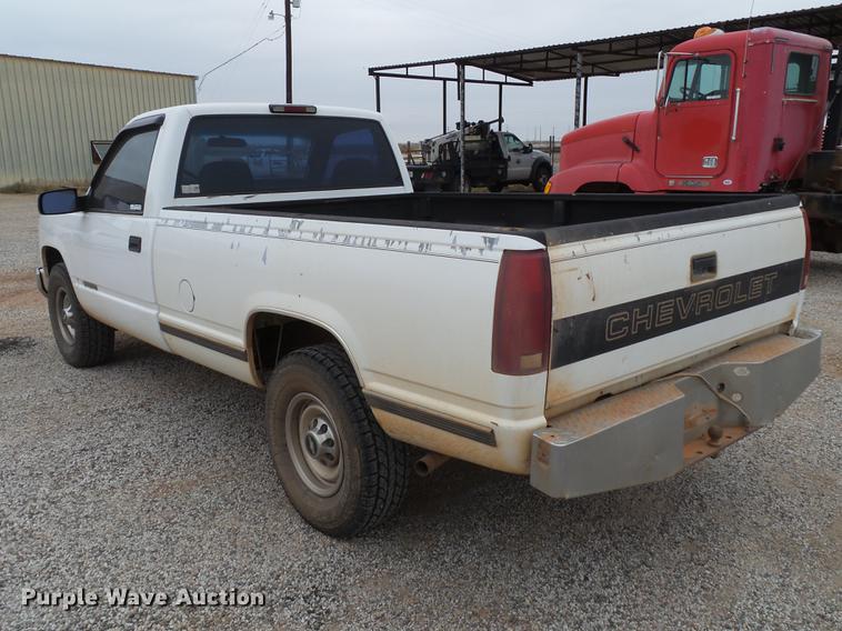 image for item BJ9921 2000 Chevrolet 3500 pickup truck