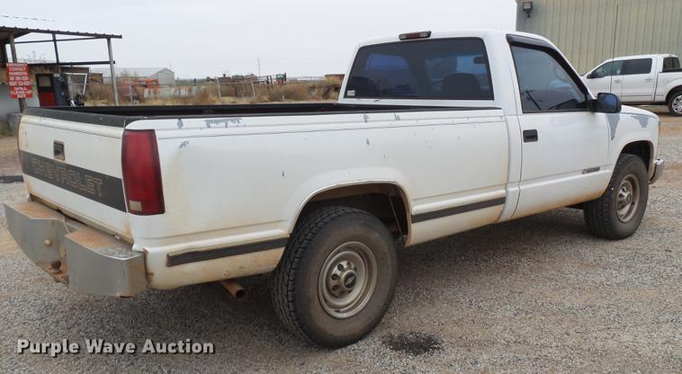 image for item BJ9921 2000 Chevrolet 3500 pickup truck