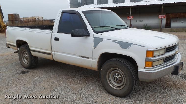 image for item BJ9921 2000 Chevrolet 3500 pickup truck