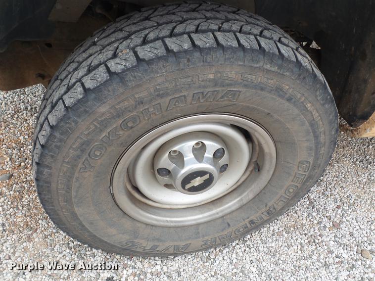 image for item BJ9921 2000 Chevrolet 3500 pickup truck