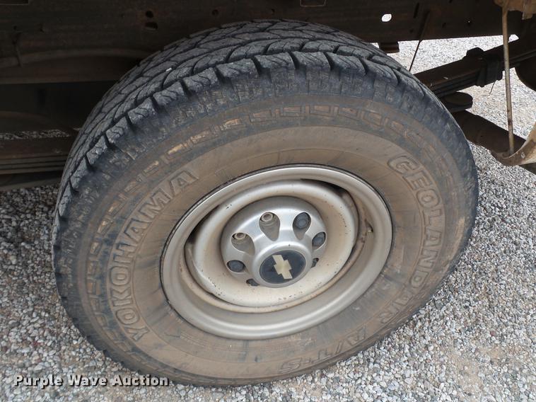 image for item BJ9921 2000 Chevrolet 3500 pickup truck