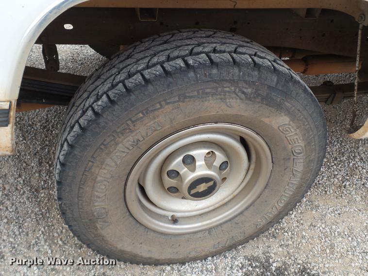 image for item BJ9921 2000 Chevrolet 3500 pickup truck