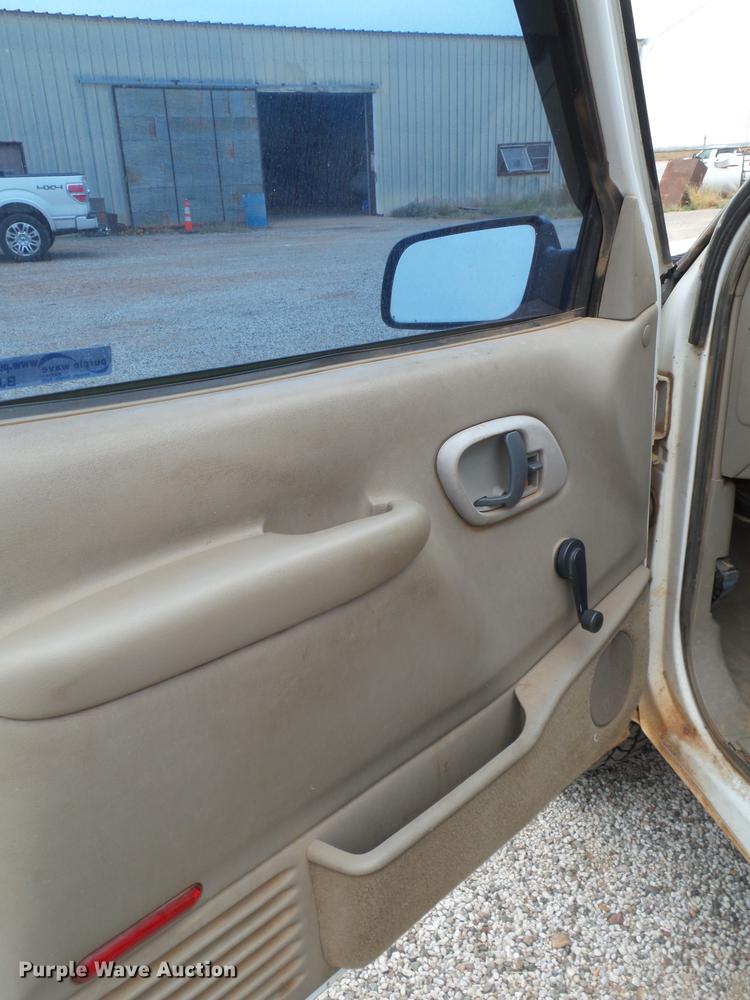 image for item BJ9921 2000 Chevrolet 3500 pickup truck