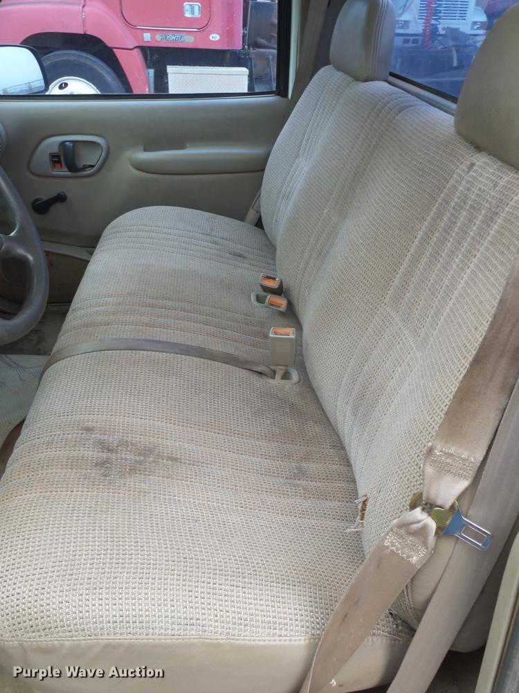 image for item BJ9921 2000 Chevrolet 3500 pickup truck