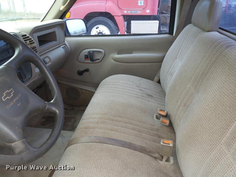 image for item BJ9921 2000 Chevrolet 3500 pickup truck