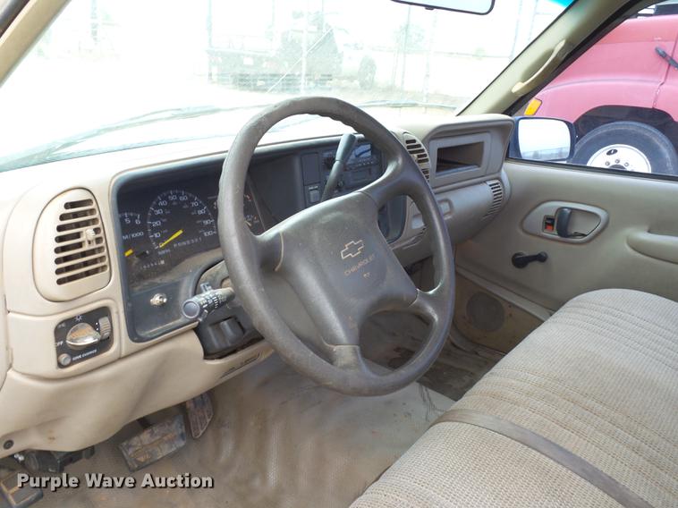 image for item BJ9921 2000 Chevrolet 3500 pickup truck