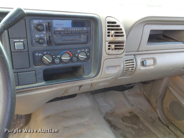 image for item BJ9921 2000 Chevrolet 3500 pickup truck