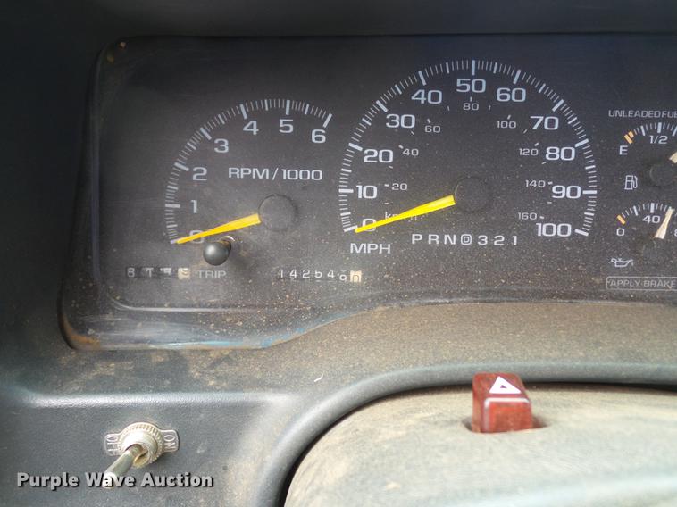 image for item BJ9921 2000 Chevrolet 3500 pickup truck