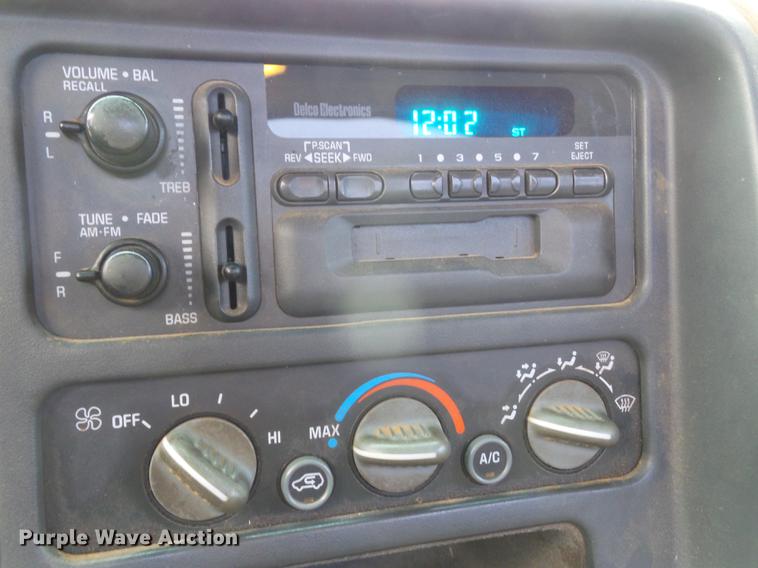 image for item BJ9921 2000 Chevrolet 3500 pickup truck