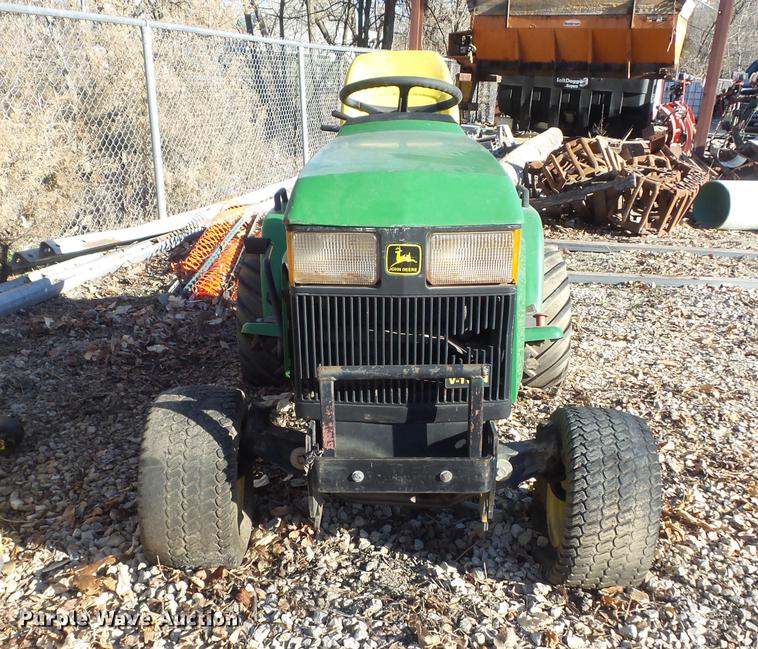 image for item CC9714 2001 John Deere 425 lawn mower