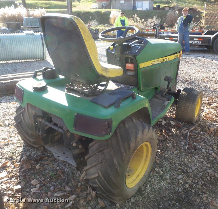 image for item CC9714 2001 John Deere 425 lawn mower