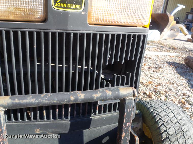 image for item CC9714 2001 John Deere 425 lawn mower