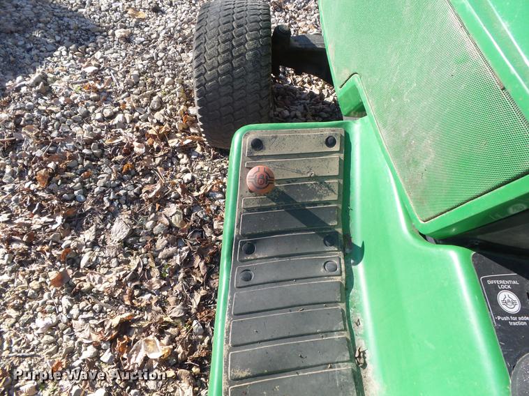 image for item CC9714 2001 John Deere 425 lawn mower