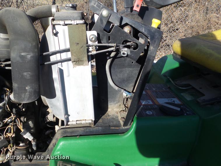 image for item CC9714 2001 John Deere 425 lawn mower
