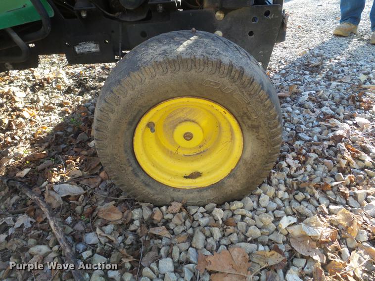 image for item CC9714 2001 John Deere 425 lawn mower