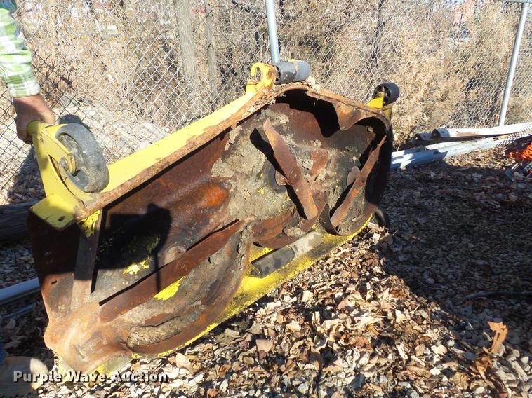 image for item CC9714 2001 John Deere 425 lawn mower