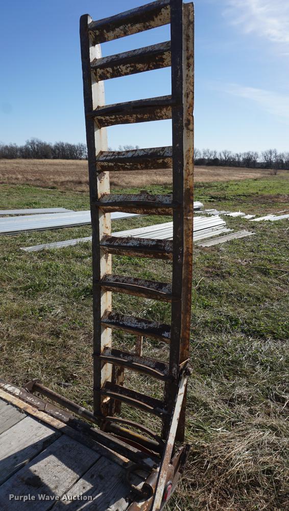 image for item DA1472 2001 Titan utility trailer