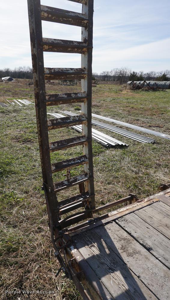 image for item DA1472 2001 Titan utility trailer