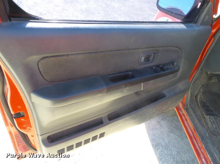 image for item DA2453 2003 Nissan Frontier Crew Cab pickup truck