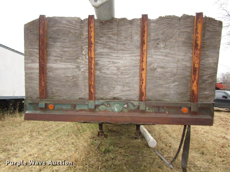 image for item DA3248 1976 Fruehauf flatbed trailer