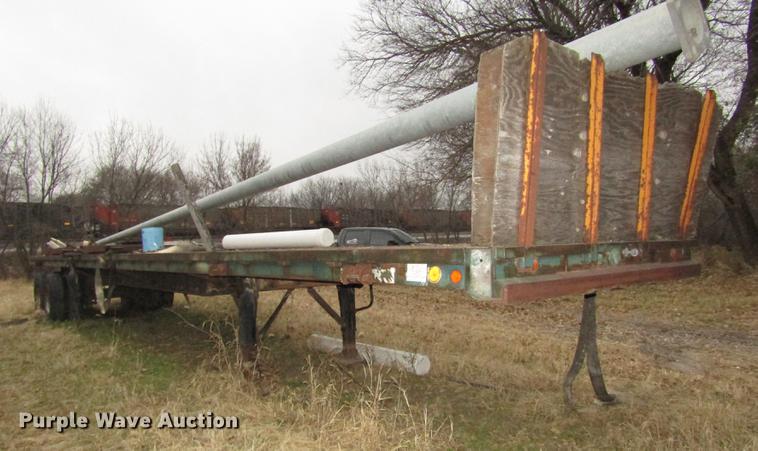 image for item DA3248 1976 Fruehauf flatbed trailer