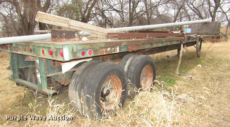 image for item DA3248 1976 Fruehauf flatbed trailer