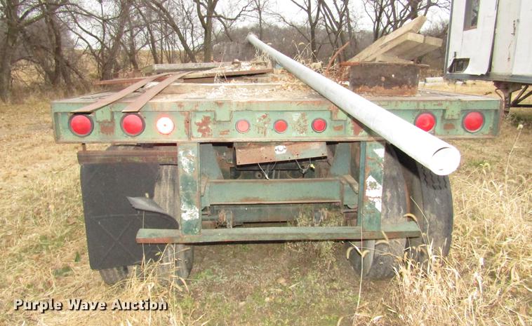 image for item DA3248 1976 Fruehauf flatbed trailer