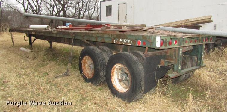 image for item DA3248 1976 Fruehauf flatbed trailer