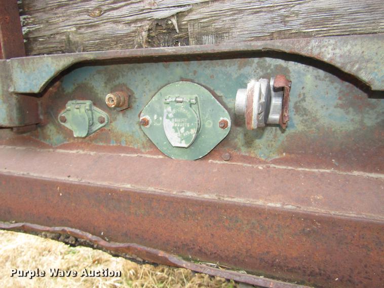 image for item DA3248 1976 Fruehauf flatbed trailer