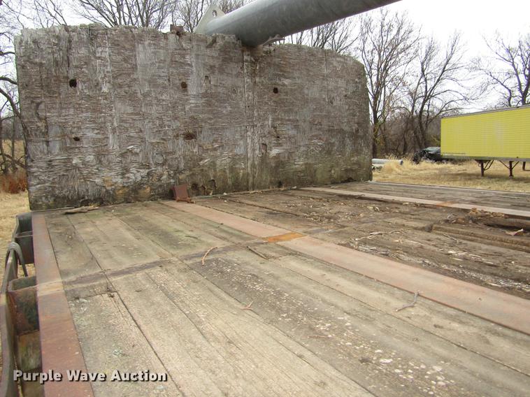 image for item DA3248 1976 Fruehauf flatbed trailer