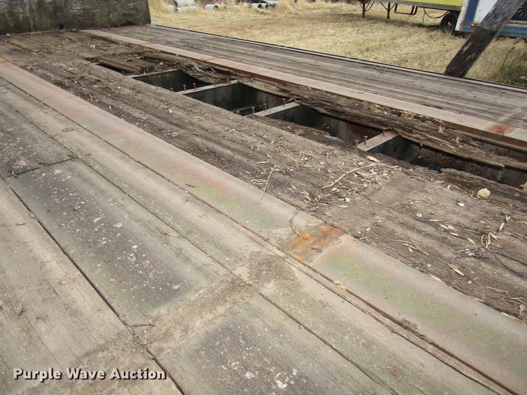 image for item DA3248 1976 Fruehauf flatbed trailer