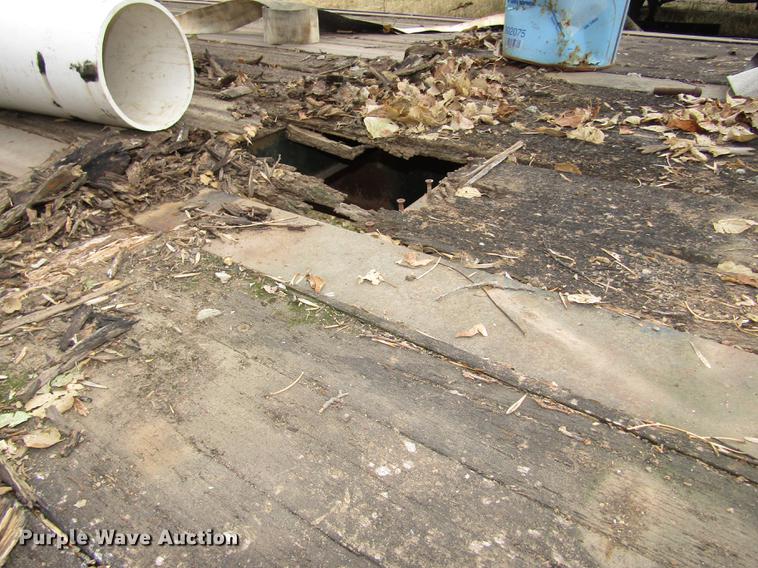 image for item DA3248 1976 Fruehauf flatbed trailer