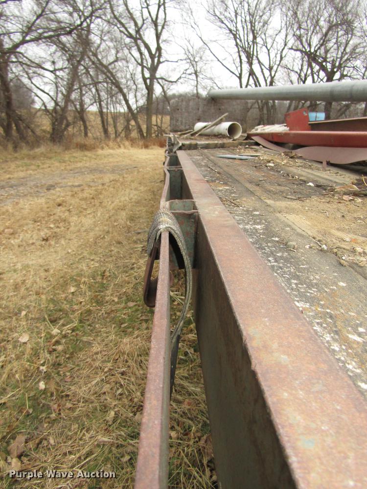 image for item DA3248 1976 Fruehauf flatbed trailer