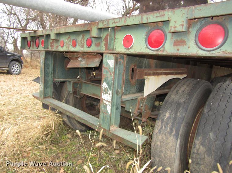 image for item DA3248 1976 Fruehauf flatbed trailer