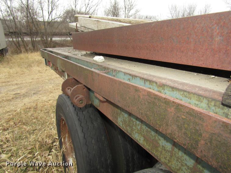 image for item DA3248 1976 Fruehauf flatbed trailer