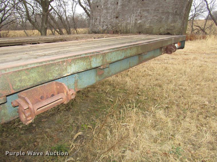 image for item DA3248 1976 Fruehauf flatbed trailer